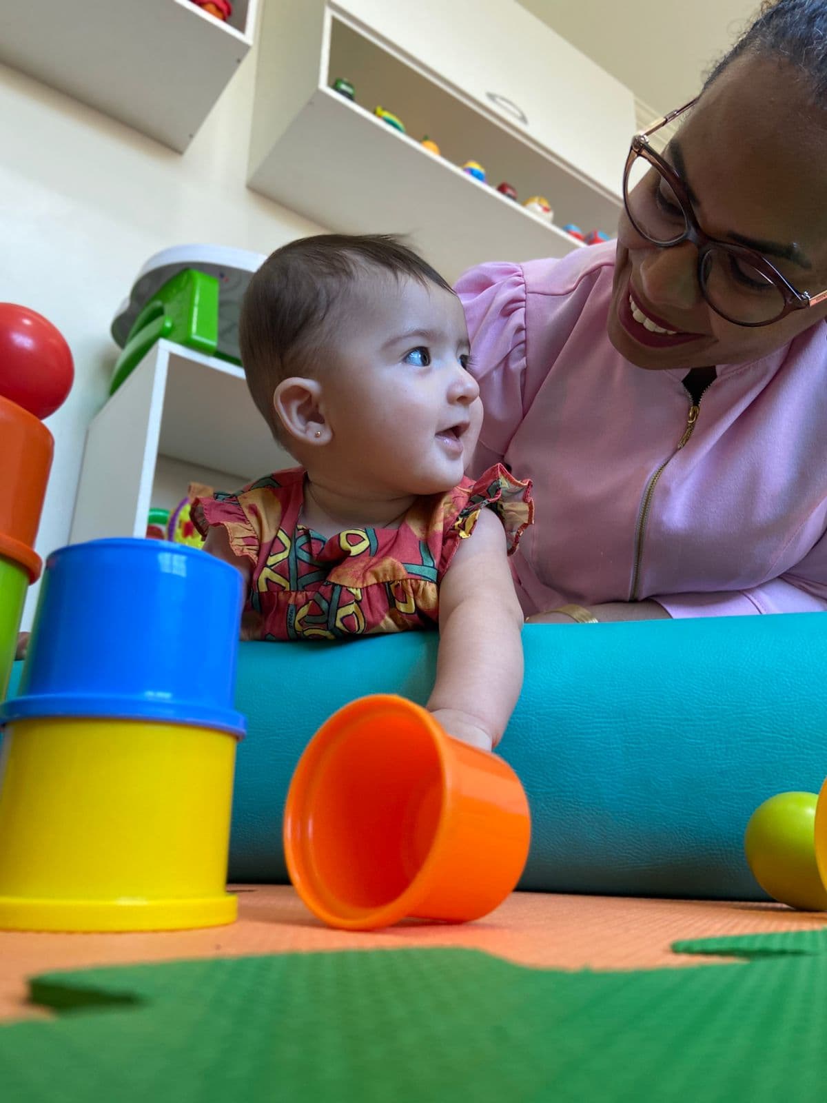 Dra. Richelma atendendo bebê