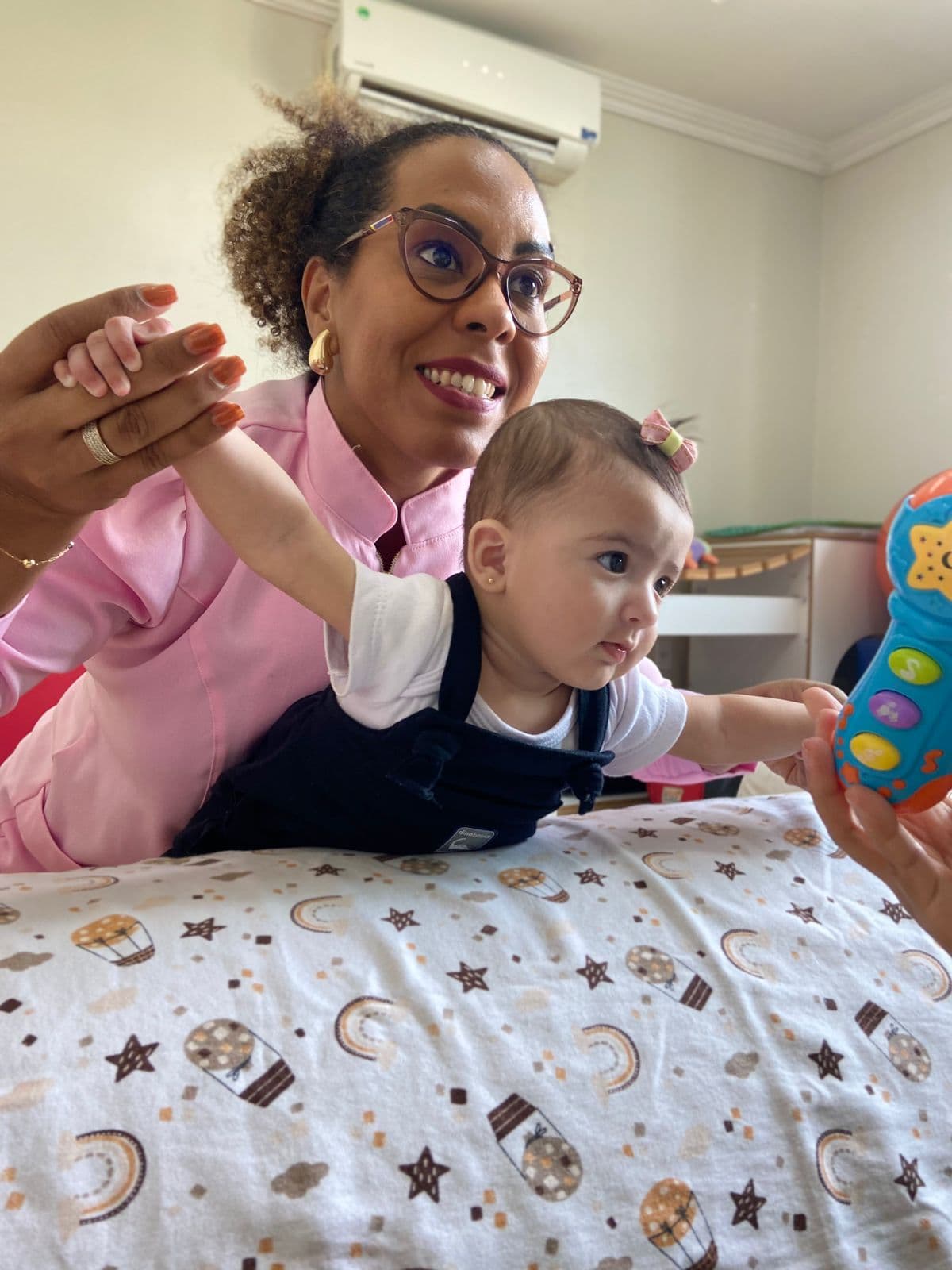 Dra. Richelma atendendo bebê